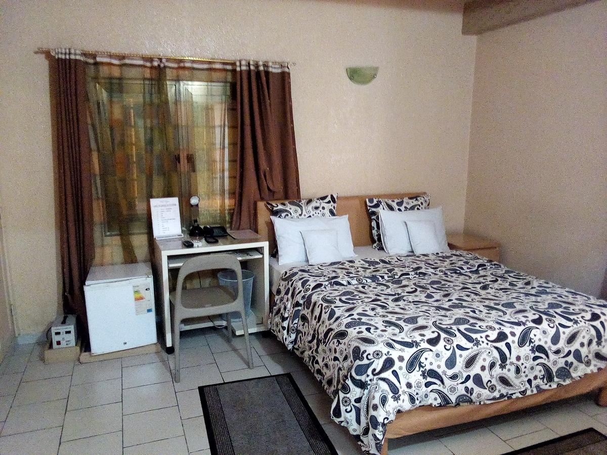Hotel Saint Thomas Lome Exterior photo