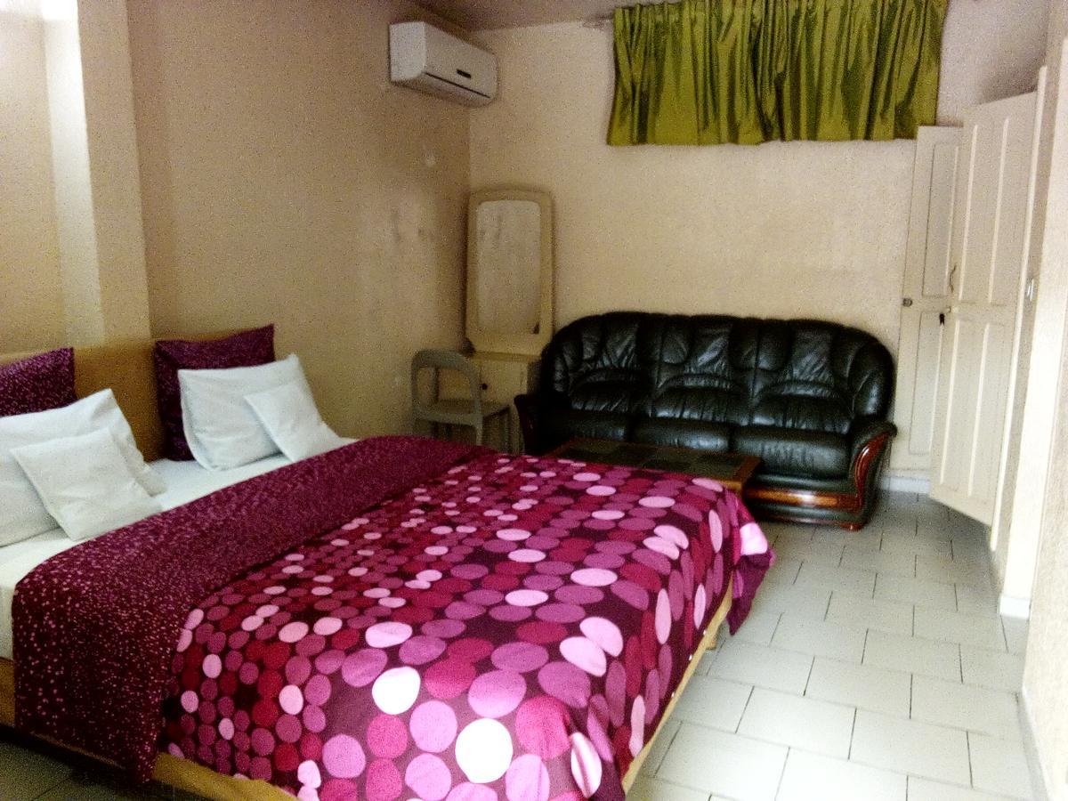 Hotel Saint Thomas Lome Exterior photo